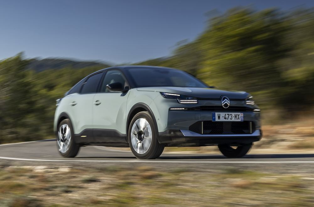 La berline compacte surélevée Citroën C4 affiche une face avant plus moderne