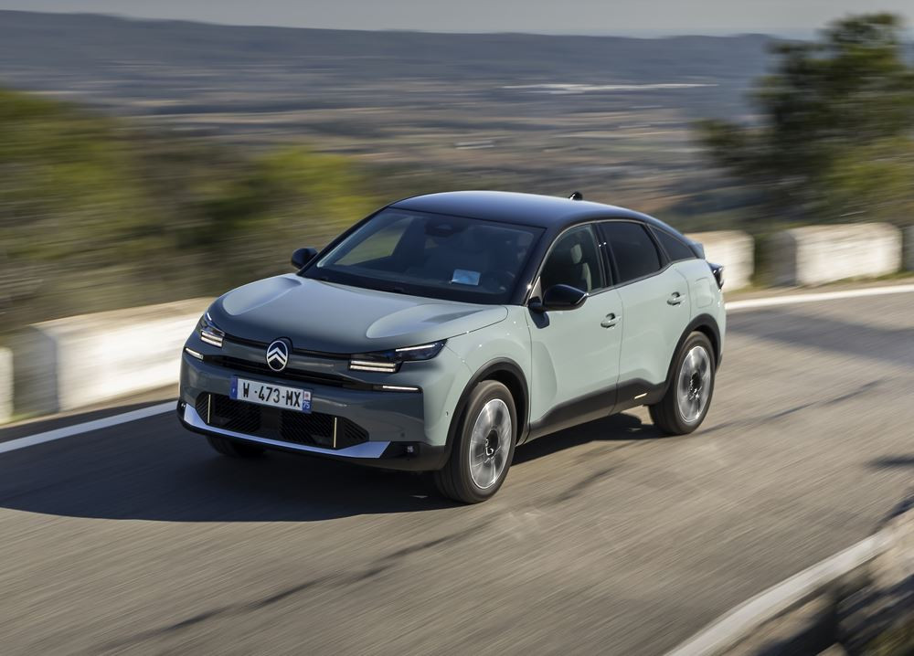 La berline compacte surélevée Citroën C4 affiche une face avant plus moderne