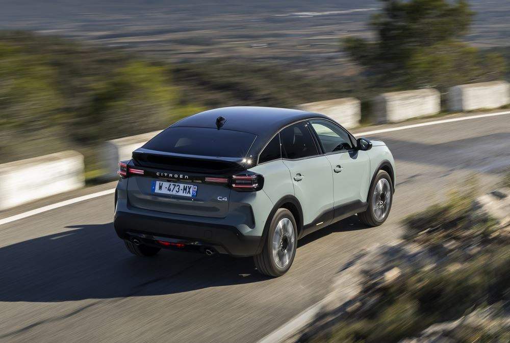 La berline compacte surélevée Citroën C4 affiche une face avant plus moderne