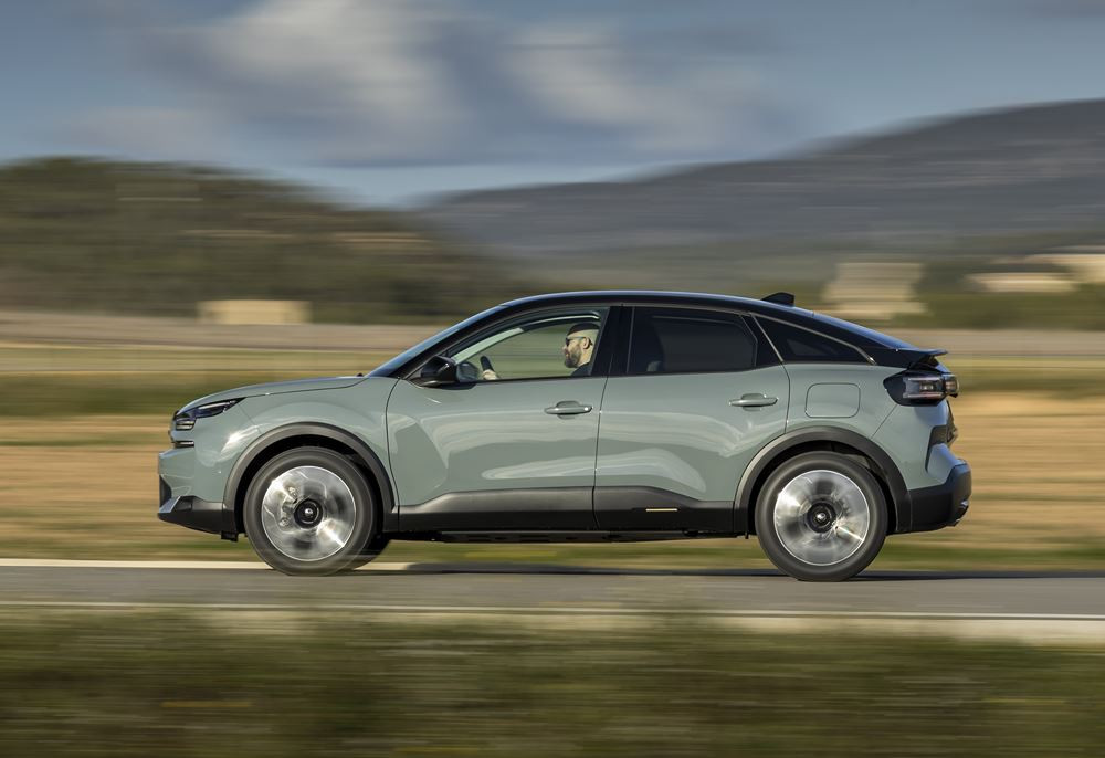 La berline compacte surélevée Citroën C4 affiche une face avant plus moderne