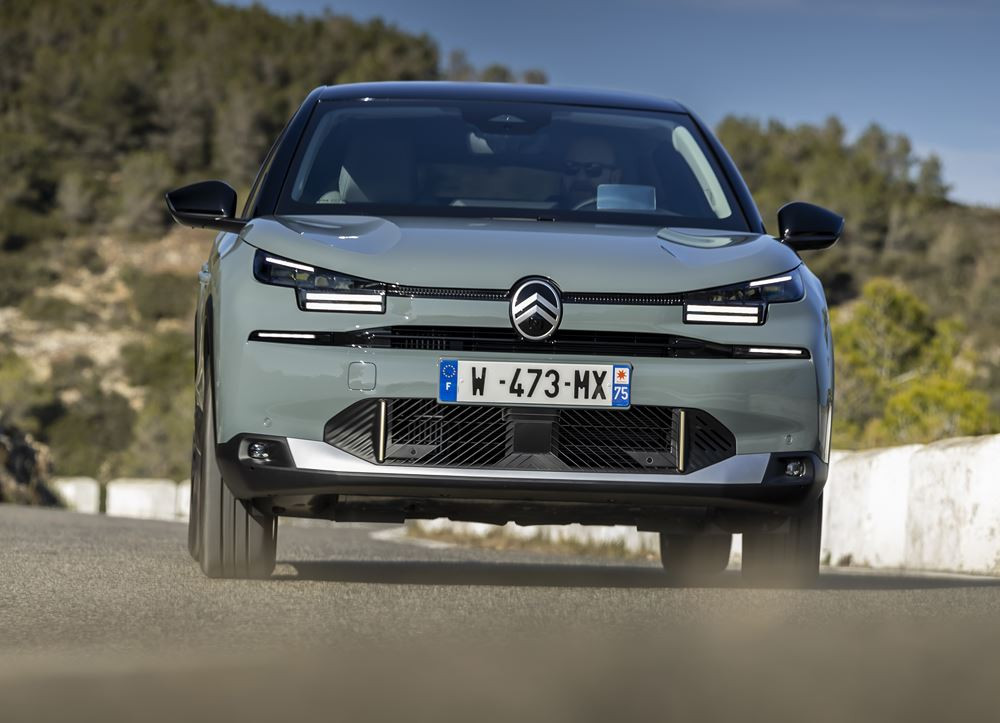 La berline compacte surélevée Citroën C4 affiche une face avant plus moderne