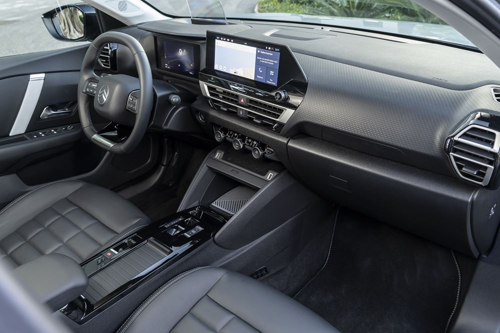 La berline compacte surélevée Citroën C4 affiche une face avant plus moderne