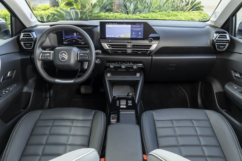 La berline compacte surélevée Citroën C4 affiche une face avant plus moderne