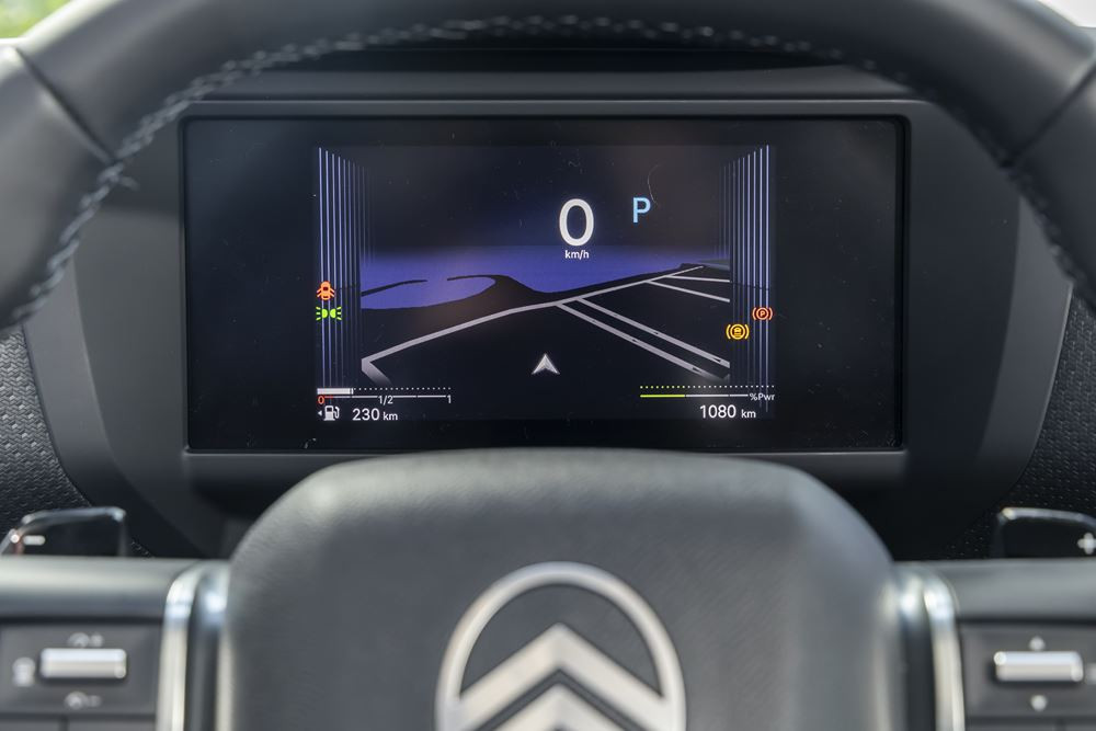 La berline compacte surélevée Citroën C4 affiche une face avant plus moderne