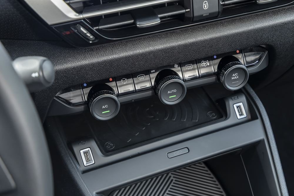 La berline compacte surélevée Citroën C4 affiche une face avant plus moderne