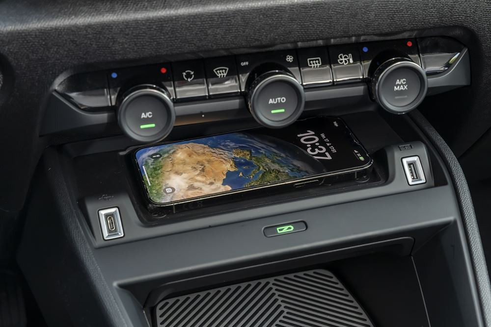La berline compacte surélevée Citroën C4 affiche une face avant plus moderne