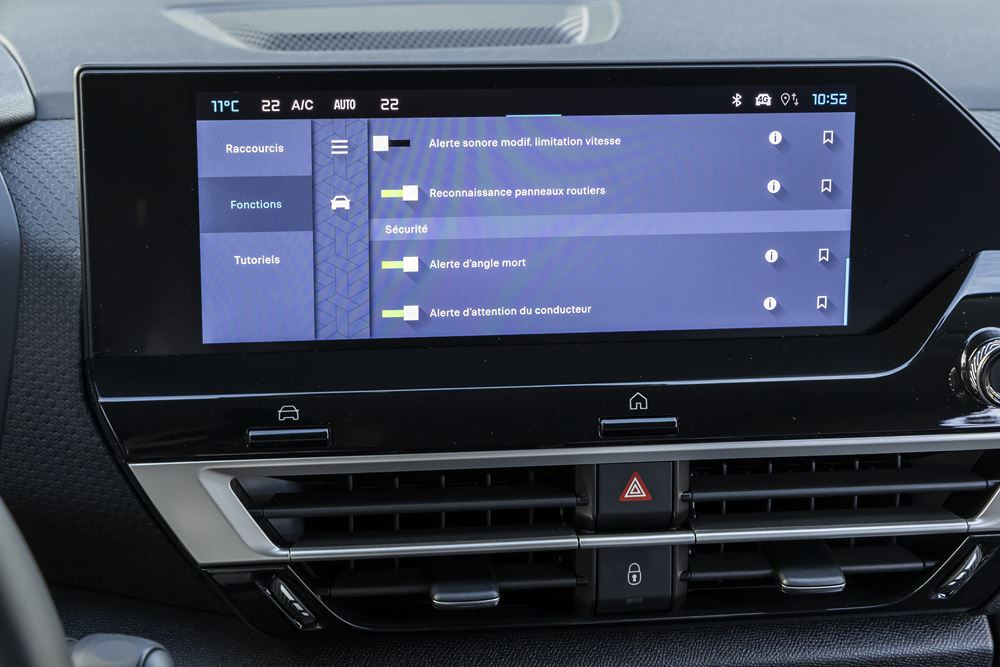 La berline compacte surélevée Citroën C4 affiche une face avant plus moderne