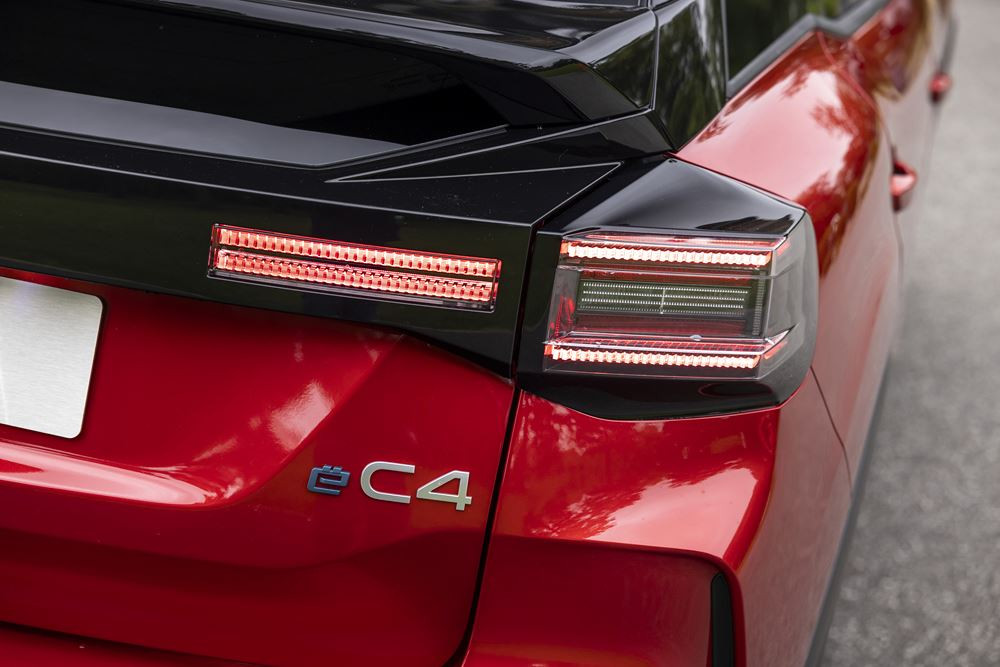 La berline électrique Citroën ë-C4 115 kW 54 kWh affiche jusqu'à 418 km d'autonomie WLTP