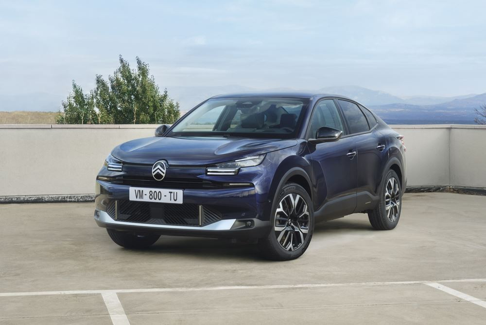 La berline quatre portes élancée Citroën C4 X bénéficie d'une face avant plus moderne
