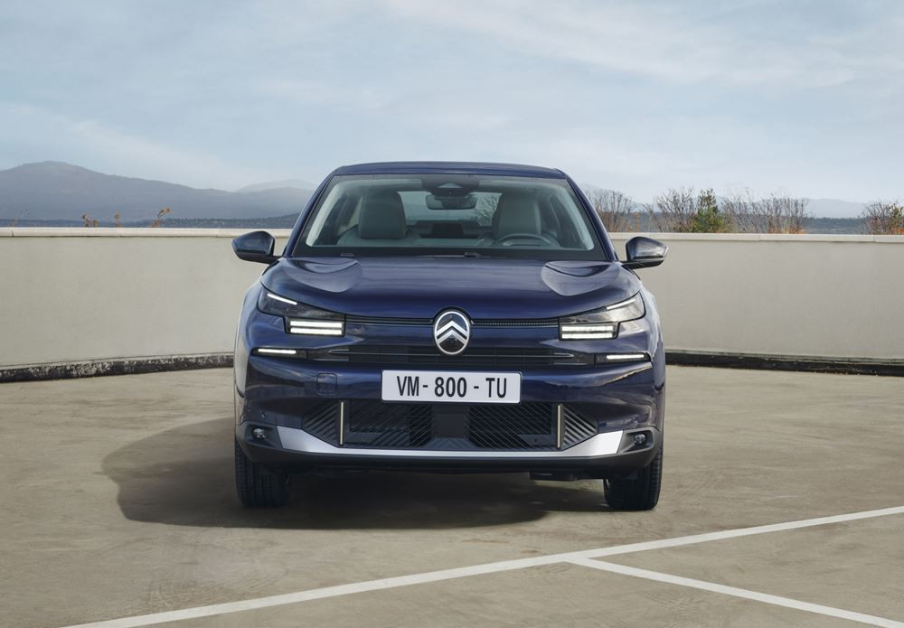 La berline quatre portes élancée Citroën C4 X bénéficie d'une face avant plus moderne