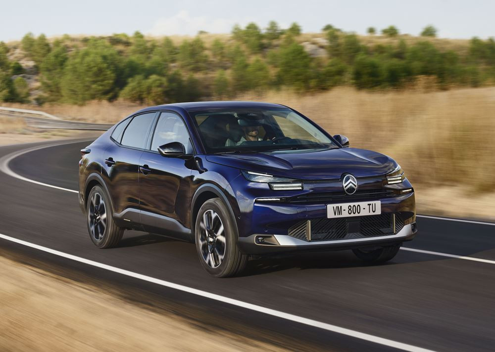 La berline quatre portes élancée Citroën C4 X bénéficie d'une face avant plus moderne