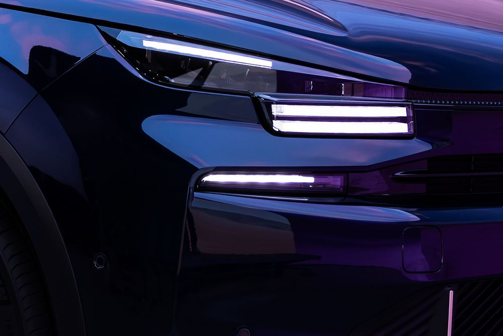 La berline quatre portes élancée Citroën C4 X bénéficie d'une face avant plus moderne