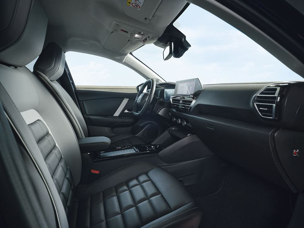 La berline quatre portes élancée Citroën C4 X bénéficie d'une face avant plus moderne