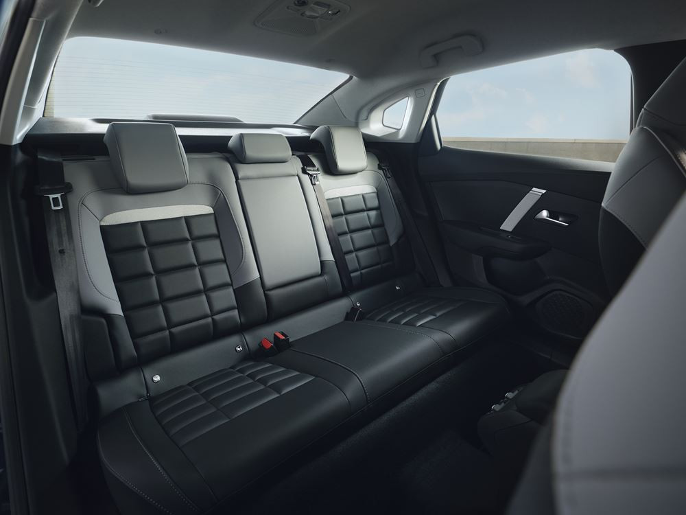 La berline quatre portes élancée Citroën C4 X bénéficie d'une face avant plus moderne