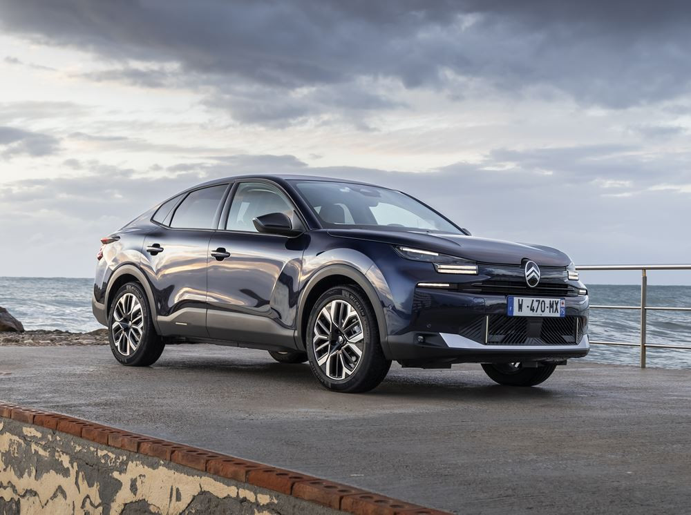 La berline quatre portes électrique Citroën ë-C4 X 115 kW - 54 kWh affiche jusqu'à 427 km d'autonomie WLTP