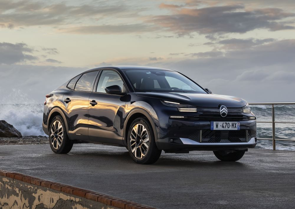 La berline quatre portes électrique Citroën ë-C4 X 115 kW - 54 kWh affiche jusqu'à 427 km d'autonomie WLTP