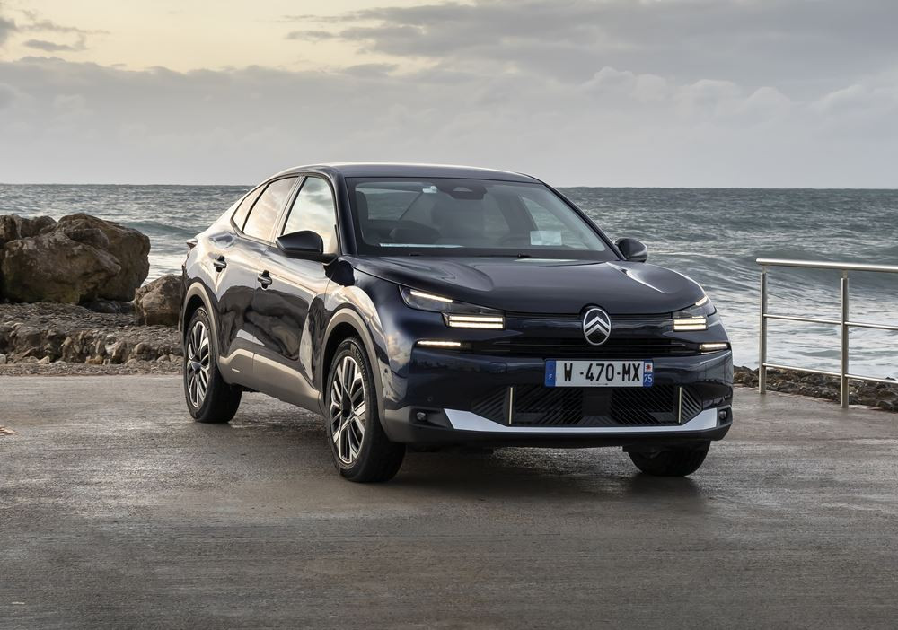 La berline quatre portes électrique Citroën ë-C4 X 115 kW - 54 kWh affiche jusqu'à 427 km d'autonomie WLTP