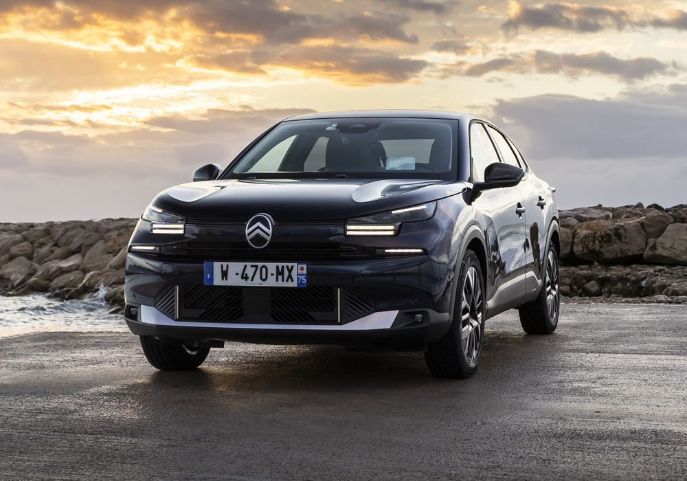 La berline quatre portes électrique Citroën ë-C4 X 115 kW - 54 kWh affiche jusqu'à 427 km d'autonomie WLTP