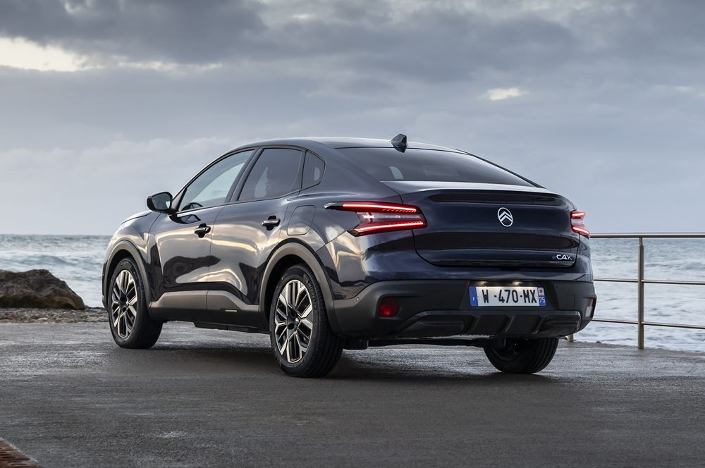 La berline quatre portes électrique Citroën ë-C4 X 115 kW - 54 kWh affiche jusqu'à 427 km d'autonomie WLTP