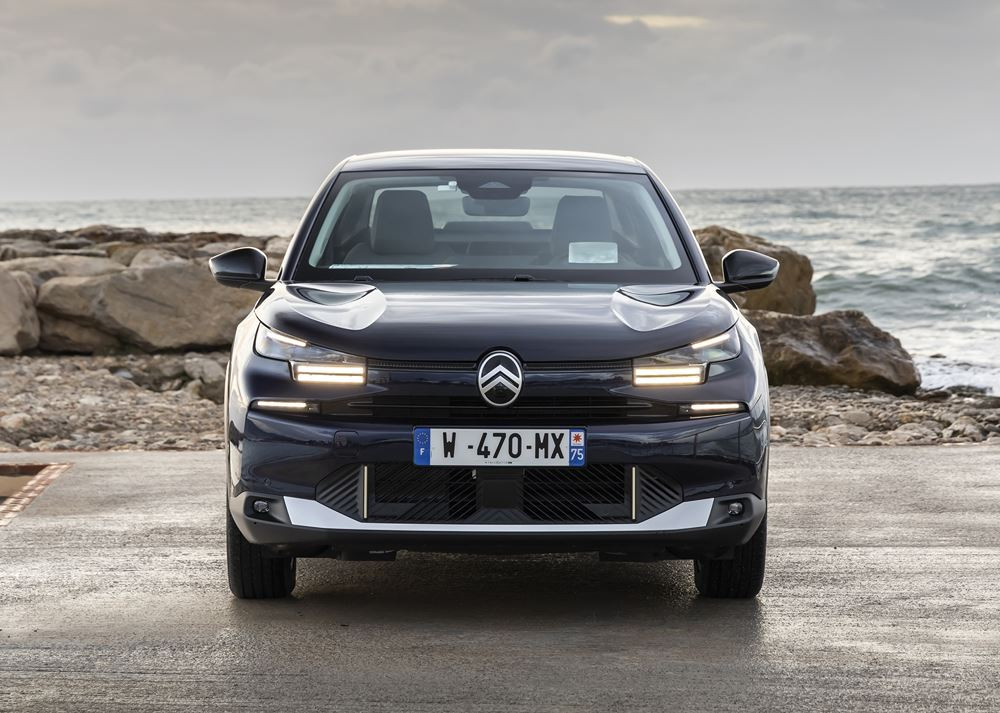 La berline quatre portes électrique Citroën ë-C4 X 115 kW - 54 kWh affiche jusqu'à 427 km d'autonomie WLTP