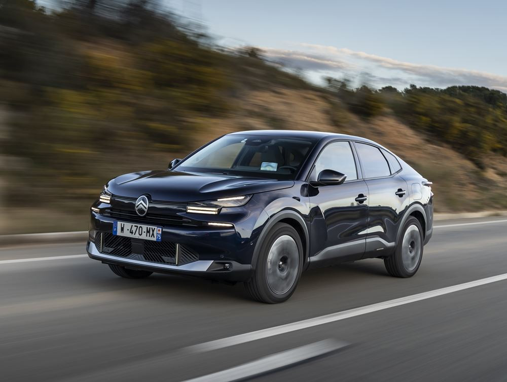 La berline quatre portes électrique Citroën ë-C4 X 115 kW - 54 kWh affiche jusqu'à 427 km d'autonomie WLTP