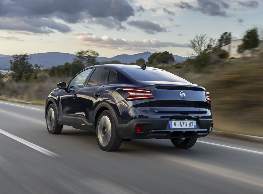 La berline quatre portes électrique Citroën ë-C4 X 115 kW - 54 kWh affiche jusqu'à 427 km d'autonomie WLTP