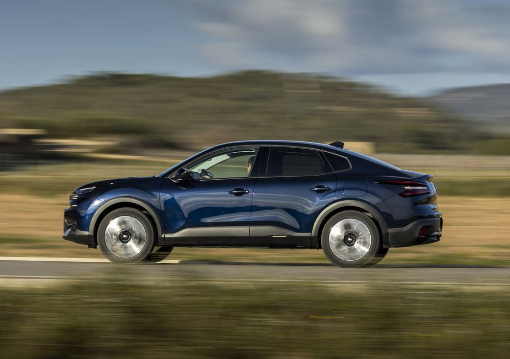 La berline quatre portes électrique Citroën ë-C4 X 115 kW - 54 kWh affiche jusqu'à 427 km d'autonomie WLTP