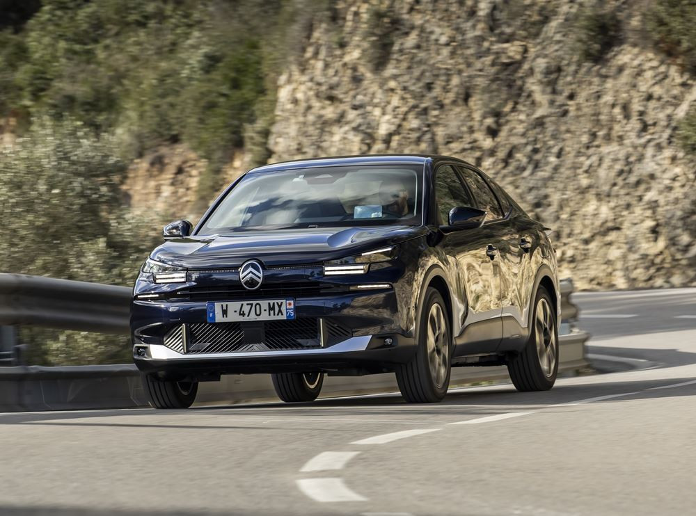 La berline quatre portes électrique Citroën ë-C4 X 115 kW - 54 kWh affiche jusqu'à 427 km d'autonomie WLTP