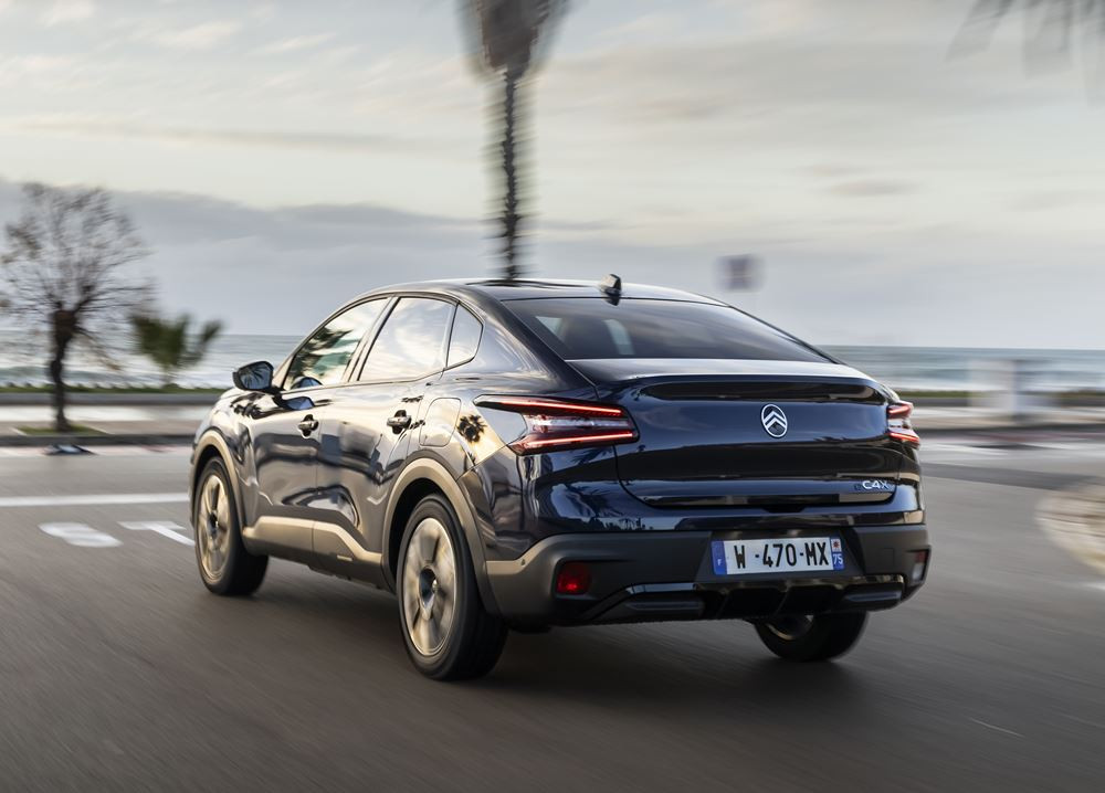 La berline quatre portes électrique Citroën ë-C4 X 115 kW - 54 kWh affiche jusqu'à 427 km d'autonomie WLTP