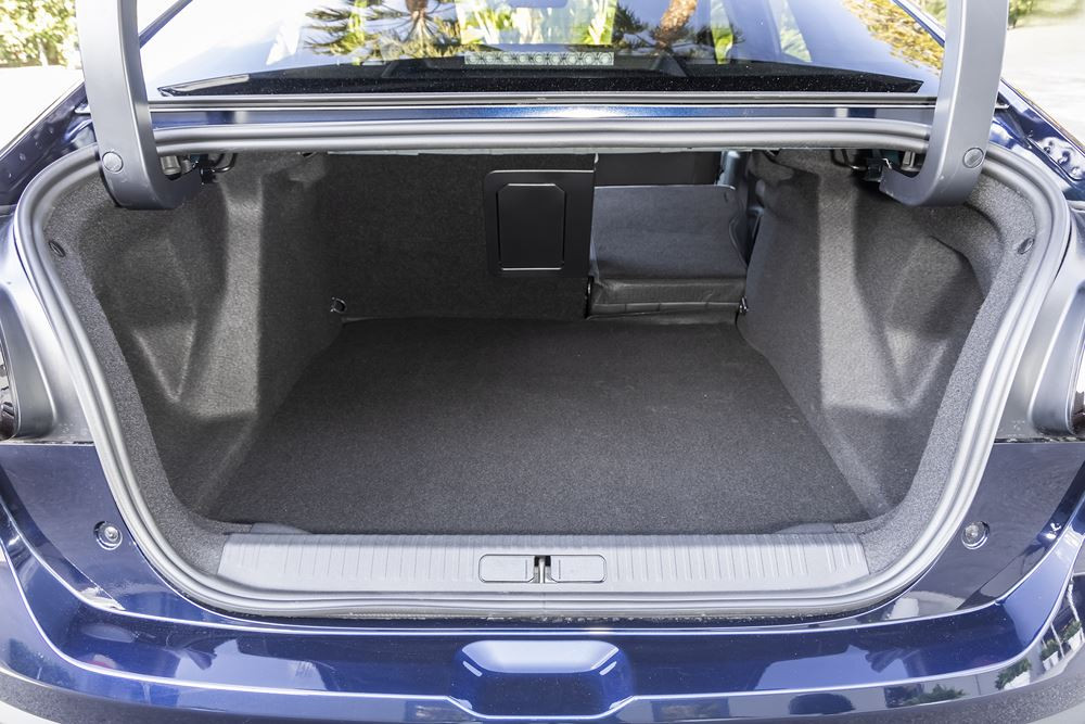 La berline quatre portes électrique Citroën ë-C4 X 115 kW - 54 kWh affiche jusqu'à 427 km d'autonomie WLTP