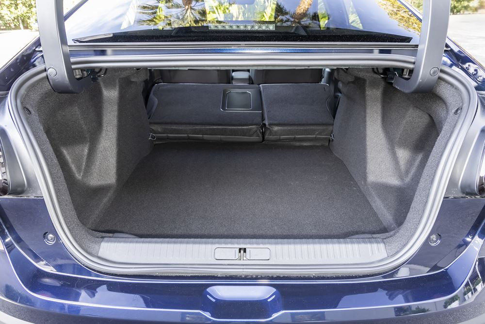 La berline quatre portes électrique Citroën ë-C4 X 115 kW - 54 kWh affiche jusqu'à 427 km d'autonomie WLTP