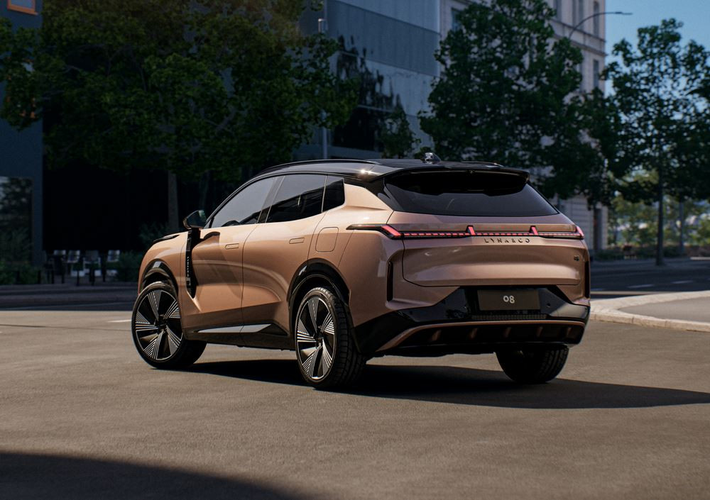 Le SUV Lynk & Co 08 hydride rechargeable offre une autonomie électrique de 200 km