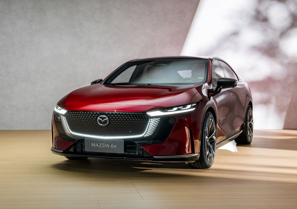 La grande berline cinq portes électrique Mazda6e affiche un style racé
