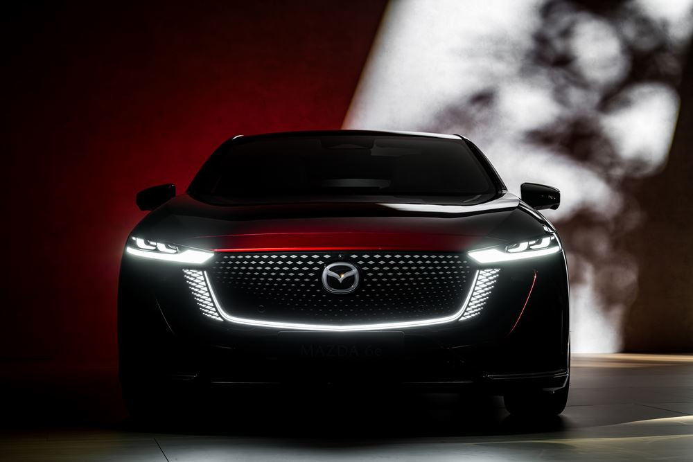 La grande berline cinq portes électrique Mazda6e affiche un style racé