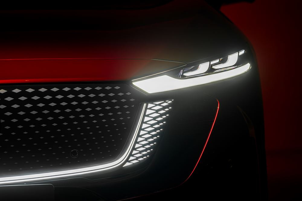 La grande berline cinq portes électrique Mazda6e affiche un style racé