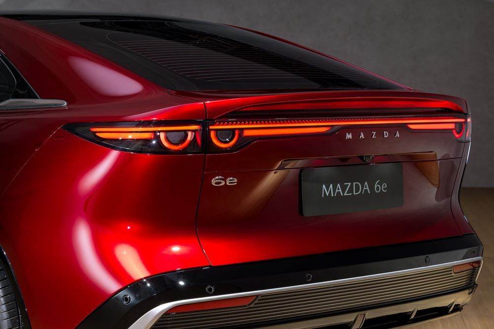 La grande berline cinq portes électrique Mazda6e affiche un style racé