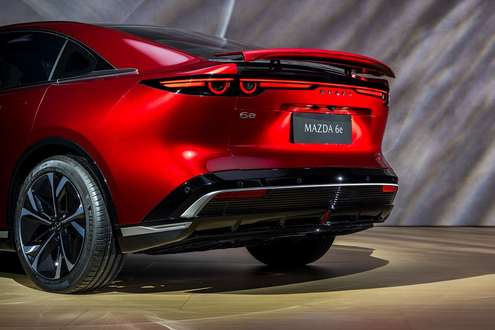 La grande berline cinq portes électrique Mazda6e affiche un style racé