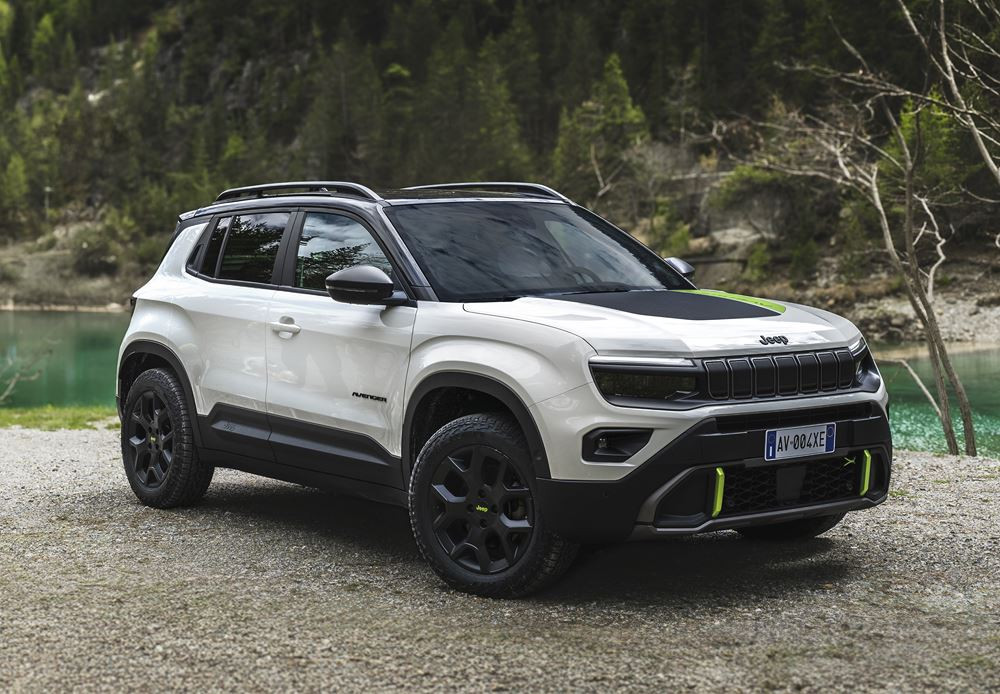 La Jeep Avenger 4xe embarque une transmission intégrale pour les surfaces abruptes et difficiles