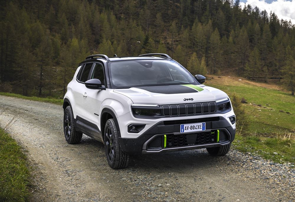 La Jeep Avenger 4xe embarque une transmission intégrale pour les surfaces abruptes et difficiles
