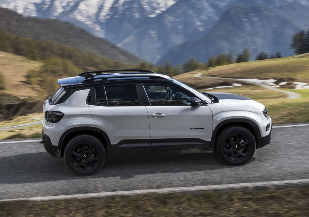La Jeep Avenger 4xe embarque une transmission intégrale pour les surfaces abruptes et difficiles