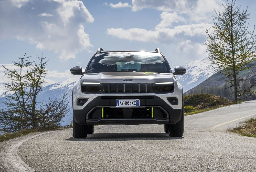 La Jeep Avenger 4xe embarque une transmission intégrale pour les surfaces abruptes et difficiles