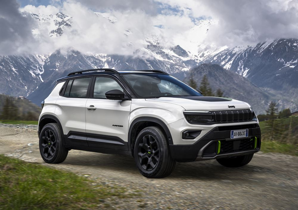 La Jeep Avenger 4xe embarque une transmission intégrale pour les surfaces abruptes et difficiles