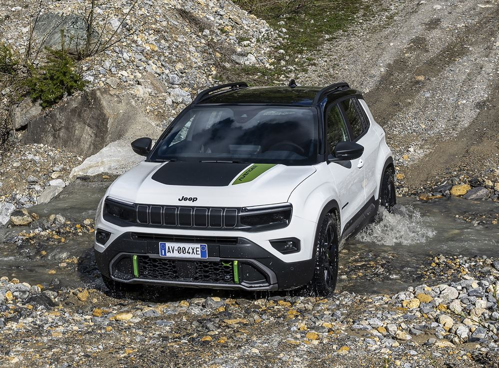 La Jeep Avenger 4xe embarque une transmission intégrale pour les surfaces abruptes et difficiles