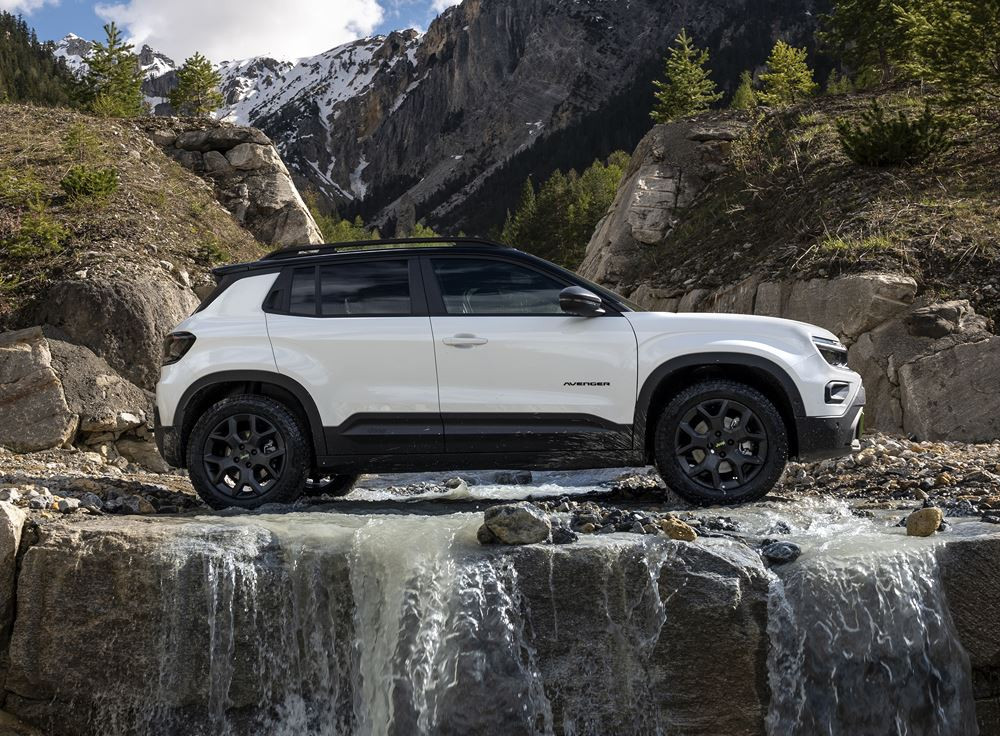 La Jeep Avenger 4xe embarque une transmission intégrale pour les surfaces abruptes et difficiles