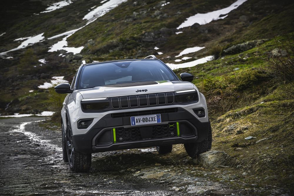 La Jeep Avenger 4xe embarque une transmission intégrale pour les surfaces abruptes et difficiles