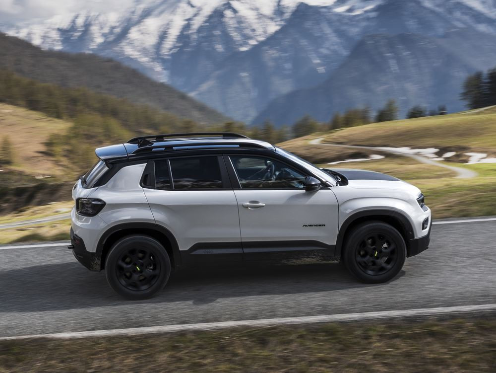 La Jeep Avenger 4xe embarque une transmission intégrale pour les surfaces abruptes et difficiles