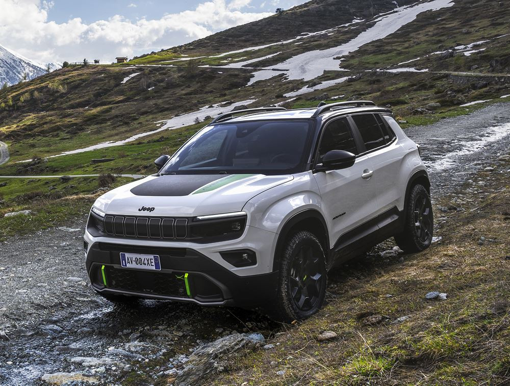 La Jeep Avenger 4xe embarque une transmission intégrale pour les surfaces abruptes et difficiles