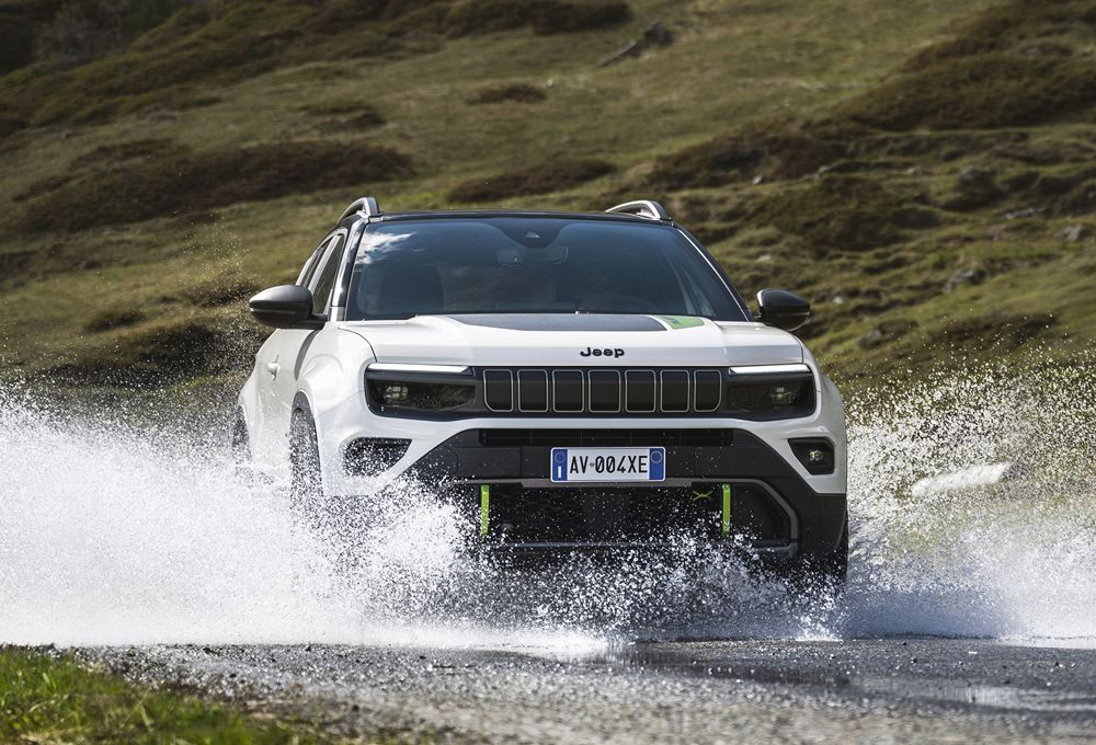 La Jeep Avenger 4xe embarque une transmission intégrale pour les surfaces abruptes et difficiles
