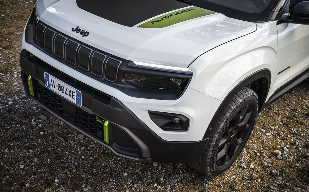 La Jeep Avenger 4xe embarque une transmission intégrale pour les surfaces abruptes et difficiles