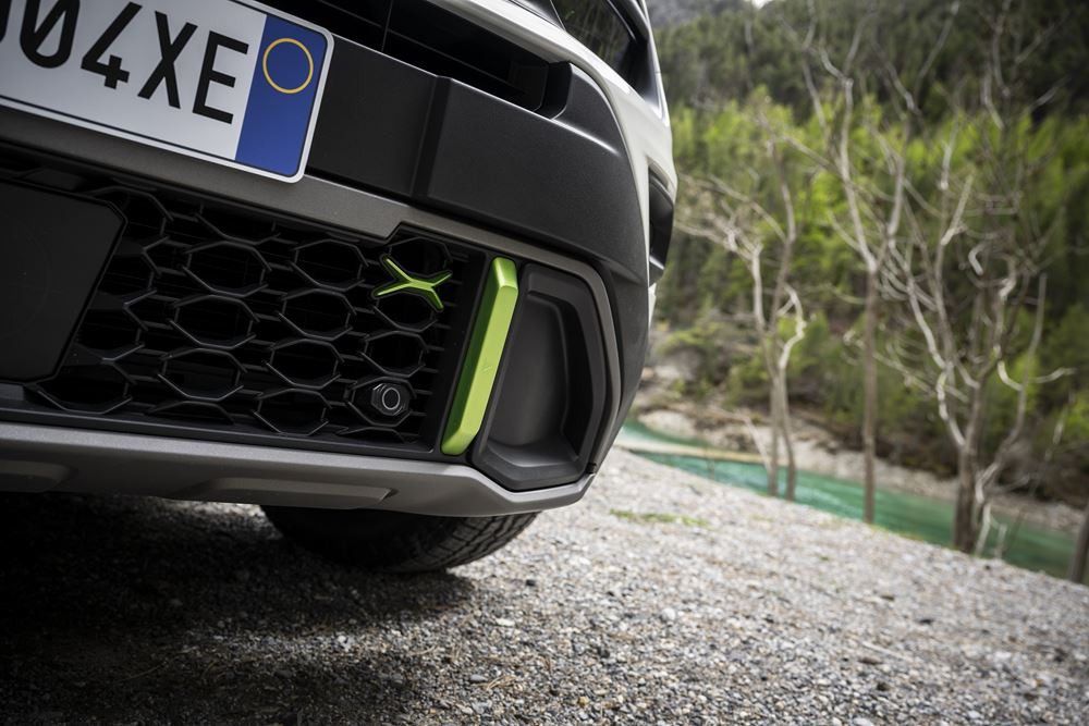 La Jeep Avenger 4xe embarque une transmission intégrale pour les surfaces abruptes et difficiles